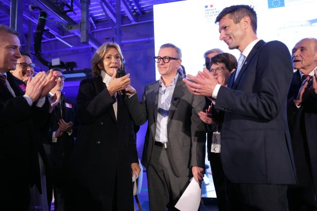President of the Ile-de-France's Regional Council Valerie Pecresse (C) uses a talkie-walkie to officially launch the first urban cable car "C1" in Ile-de-France region, in Creteil, on the outskirst of Paris, on December 13, 2025. The first urban cable car in Ile-de-France region, named the C1, is inaugurated on December 13, 2025 in Val-de-Marne, a department crisscrossed by expressways and railways lines, to connect previously isolated municipalities. (Photo by Thomas SAMSON / AFP)