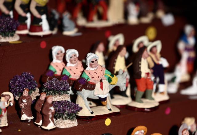 This photograph shows traditional Provencal santon small hand-painted terracotta figurines representing the Christmas nativity scene, traditional in the Provence region, on display at a stand at "La Foire aux Santons" (the Santons' fair) at the Vieux Port in Marseille, southeastern France on December 13, 2025. Santons are small, hand-painted terracotta figurines representing the traditional Provencal Christmas nativity scene. (Photo by Thibaud MORITZ / AFP)