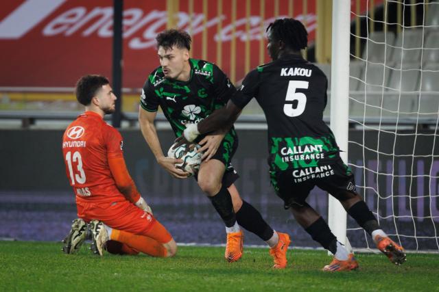 Cercle Brugge's Belgian defender #15 Gary Magnee (C) celebrates after scoring his team second goal during the Belgium Pro League football match between Cercle Bruges and KV Mechelen, in Bruges on December 13, 2025. (Photo by KURT DESPLENTER / Belga / AFP) / Belgium OUT