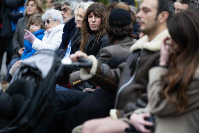 French singer and musician Lou Doillon (C) looks on during a ceremony inaugurating a footbridge named "Passerelle Jane Birkin" after British-French actress and singer Jane Birkin, on the Quai de Valmy in Paris on December 13, 2025. (Photo by Anna KURTH / AFP)