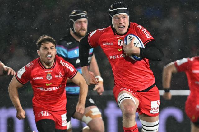 Toulouse's French lock Thibaud Flament nakes a break during the European Champions Cup rugby union pool 1 match between Glasgow Warriors and Toulouse at Scotstoun Stadium in Glasgow, Scotland on December 13, 2025. (Photo by ANDY BUCHANAN / AFP)