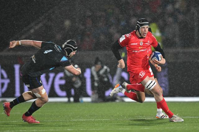 Toulouse's French lock Thibaud Flament makes a break during the European Champions Cup rugby union pool 1 match between Glasgow Warriors and Toulouse at Scotstoun Stadium in Glasgow, Scotland on December 13, 2025. (Photo by ANDY BUCHANAN / AFP)