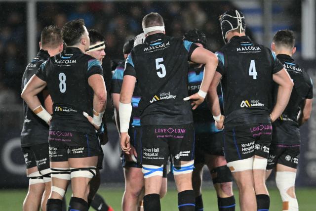 Glasgow players discuss tactics during a break in play during the European Champions Cup rugby union pool 1 match between Glasgow Warriors and Toulouse at Scotstoun Stadium in Glasgow, Scotland on December 13, 2025. (Photo by ANDY BUCHANAN / AFP)