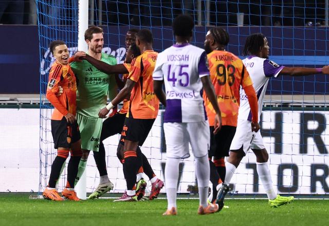 Paris FC's German goalkeeper #35 Kevin Trapp (2L) reacts after saving a penalty kick during the French L1 football match between Paris FC and Toulouse FC at the Stade Jean-Bouin in Paris on December 13, 2025. (Photo by FRANCK FIFE / AFP)