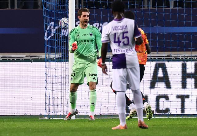 Paris FC's German goalkeeper #35 Kevin Trapp (L) reacts after saving a penalty kick during the French L1 football match between Paris FC and Toulouse FC at the Stade Jean-Bouin in Paris on December 13, 2025. (Photo by FRANCK FIFE / AFP)