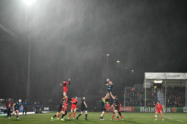 Glasgow Warriors' Scottish flanker Rory Darge wins line-out ball during the European Champions Cup rugby union pool 1 match between Glasgow Warriors and Toulouse at Scotstoun Stadium in Glasgow, Scotland on December 13, 2025. (Photo by ANDY BUCHANAN / AFP)
