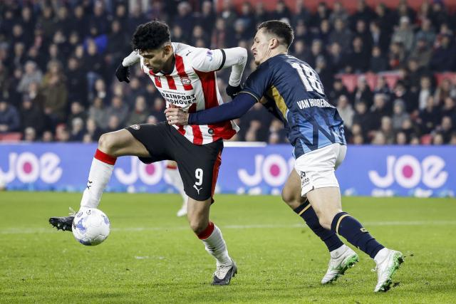 PSV Eindhoven's US forward #09 Ricardo Pepi (L) fights for the ball with Heracles Almelo's Belgian defender Alec Van Hoorenbeeck during the Dutch Eredivisie match between PSV Eindhoven and Heracles Almelo at the Phillips Stadium on December 11, 2025 in Eindhoven, Netherlands. (Photo by MAURICE VAN STEEN / ANP / AFP) / Netherlands OUT