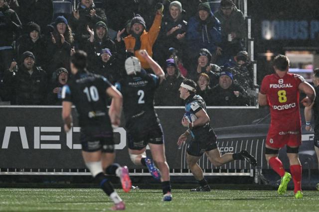 Glasgow Warriors' Australian full-back Josh McKay runs in their first try during the European Champions Cup rugby union pool 1 match between Glasgow Warriors and Toulouse at Scotstoun Stadium in Glasgow, Scotland on December 13, 2025. (Photo by ANDY BUCHANAN / AFP)