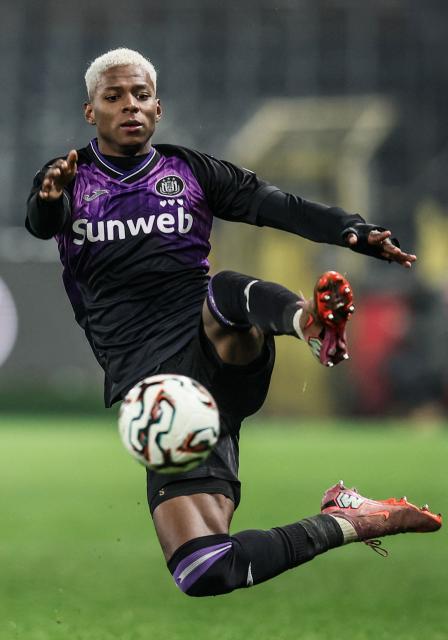 RSC Anderlecht's Ecuadorian forward #19 Nilson Angulo controls the ball during the Belgian Pro League football match between RSC Anderlecht and Sint-Truidense V.V.  in Brussels on December 13, 2025. (Photo by BRUNO FAHY / Belga / AFP) / Belgium OUT