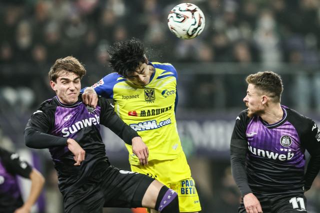 (L-R) RSC Anderlecht's Serbian forward #09 Mihajlo Cvetkovic, STVV's Japanese defender #05 Shogo Taniguchi and RSC Anderlecht's Belgian midfielder #11 Thorgan Hazard fight for the ball during the Belgian Pro League football match between RSC Anderlecht and Sint-Truidense V.V.  in Brussels on December 13, 2025. (Photo by BRUNO FAHY / Belga / AFP) / Belgium OUT