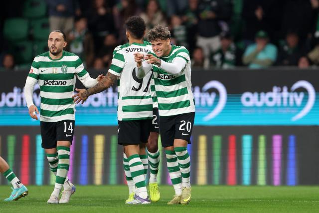 Sporting Lisbon's Uruguayan midfielder #20 Maximiliano Araujo (R) celebrates scoring his team's fourth goal during the Portuguese League football match between Sporting CP and AVS Futebol SAD at Jose Alvalade stadium in Lisbon on December 13, 2025. (Photo by PATRICIA DE MELO MOREIRA / AFP)
