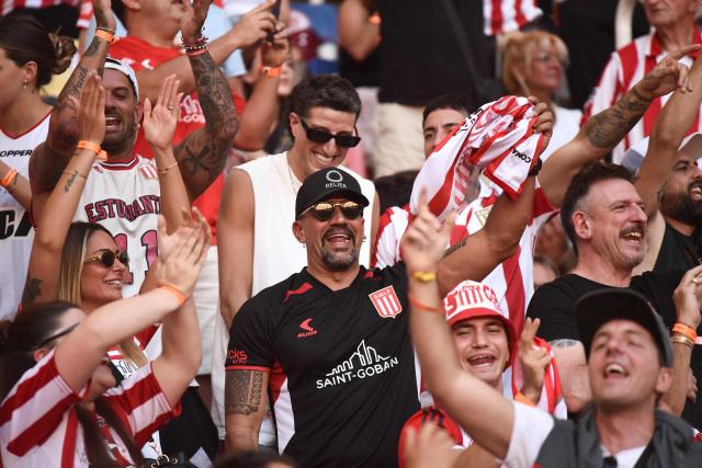 TOPSHOT - Estudiantes' Argentine president and former player Juan Sebastian Veron (C) cheers for his team among fans ahead of the Argentine Professional Football League 2025 Clausura Tournament final match between Racing and Estudiantes at the Madre de Ciudades stadium in Santiago del Estero, Argentina on December 13, 2025. (Photo by Luis SANTILLAN / AFP)