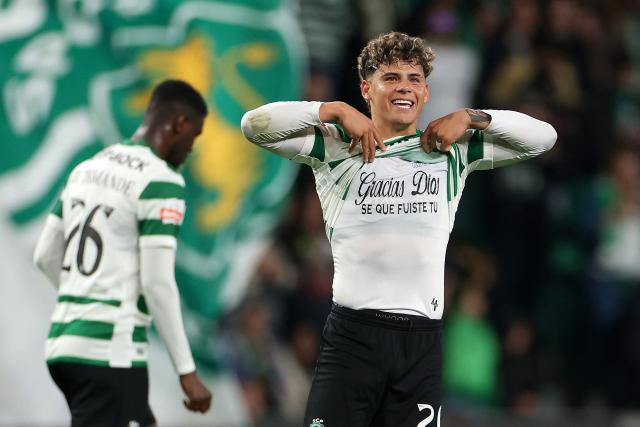 TOPSHOT - Sporting Lisbon's Uruguayan midfielder #20 Maximiliano Araujo (R) celebrates scoring his team's second goal during the Portuguese League football match between Sporting CP and AVS Futebol SAD at Jose Alvalade stadium in Lisbon on December 13, 2025. (Photo by PATRICIA DE MELO MOREIRA / AFP)