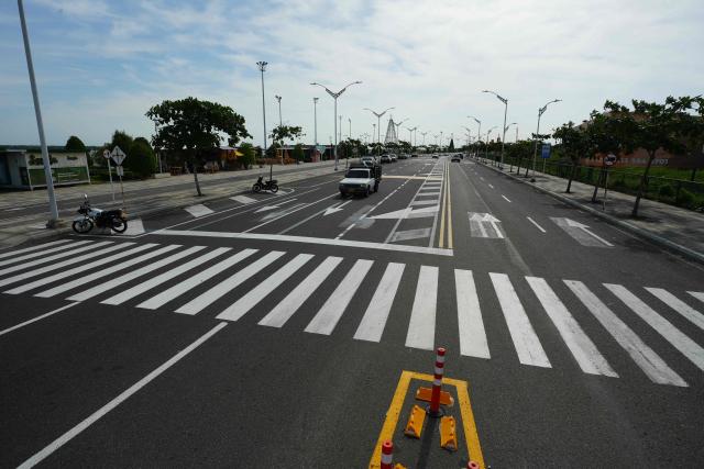 Vehicles transit on a road in Barranquilla, Atlantico Department, Colombia on December 13, 2025. Formula 1 officials recently visited Barranquilla, Colombia, with a view to creating a Grand Prix in this Caribbean city, the mayor announced on December 12, 2025. (Photo by Vanessa ROMERO / AFP)