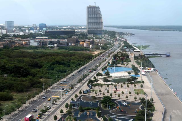 General view of a road next to the Magdalena River in Barranquilla, Atlantico Department, Colombia, taken on December 13, 2025. Formula 1 officials recently visited Barranquilla, Colombia, with a view to creating a Grand Prix in this Caribbean city, the mayor announced on December 12, 2025. (Photo by Vanessa ROMERO / AFP)