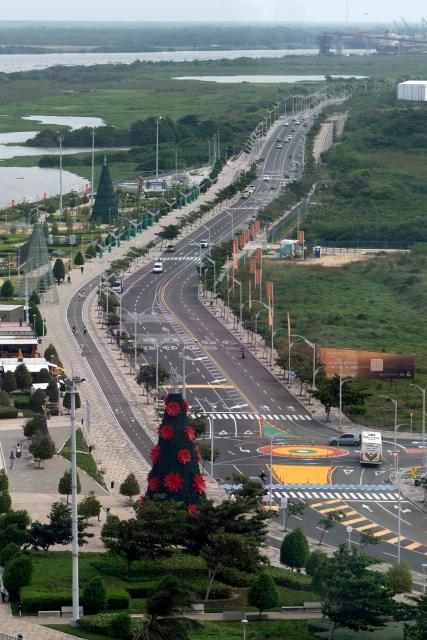 General view of a road next to the Magdalena River in Barranquilla, Atlantico Department, Colombia, taken on December 13, 2025. Formula 1 officials recently visited Barranquilla, Colombia, with a view to creating a Grand Prix in this Caribbean city, the mayor announced on December 12, 2025. (Photo by Vanessa ROMERO / AFP)