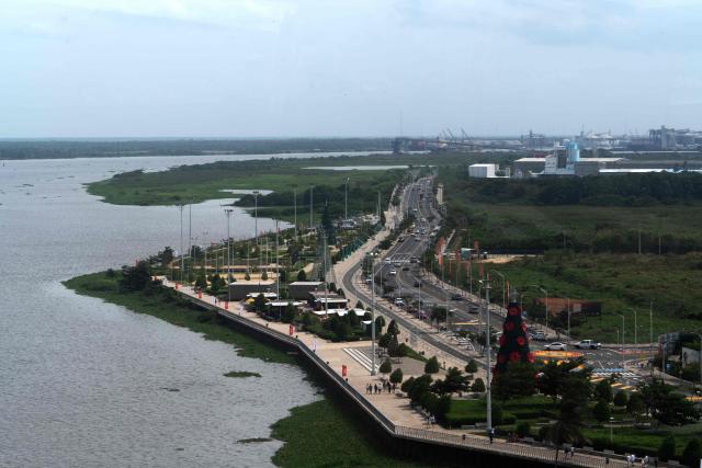 General view of a road next to the Magdalena River in Barranquilla, Atlantico Department, Colombia, taken on December 13, 2025. Formula 1 officials recently visited Barranquilla, Colombia, with a view to creating a Grand Prix in this Caribbean city, the mayor announced on December 12, 2025. (Photo by Vanessa ROMERO / AFP)
