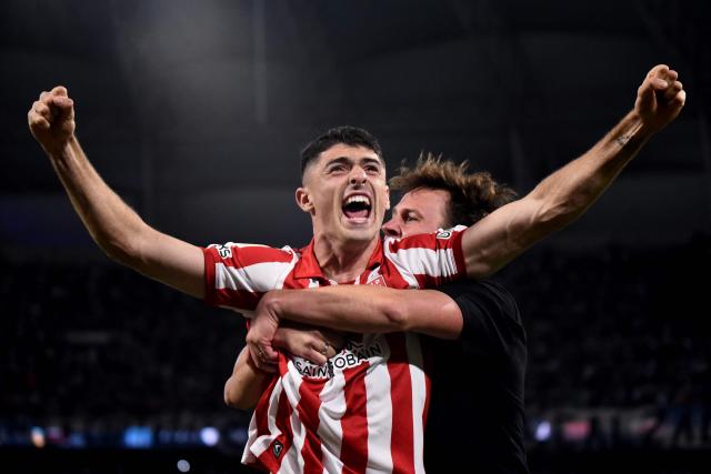 Estudiantes's defender #02 Facundo Rodriguez celebrates after winning the Argentine Professional Football League 2025 Clausura Tournament final match between Racing and Estudiantes at the Madre de Ciudades stadium in Santiago del Estero, Argentina on December 13, 2025. (Photo by Luis Santillan / AFP)