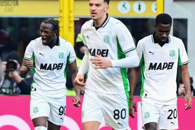 Sassuolo's Canadian midfielder #90 Ismaël Koné (L) celebrates after scoring his team's first goal during the Italian Serie A football match between AC Milan and Sassuolo at the San Siro Stadium in Milan, Italy on December 14, 2025 (Photo by Piero CRUCIATTI / AFP)