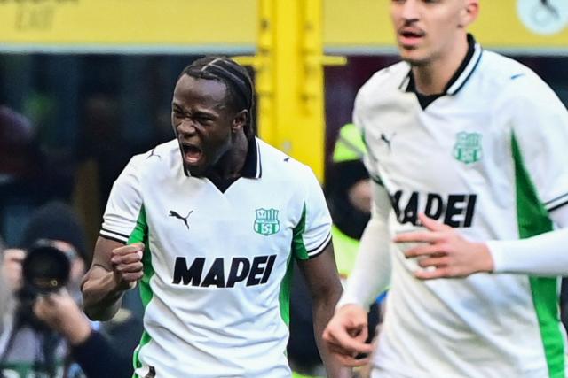 TOPSHOT - Sassuolo's Canadian midfielder #90 Ismaël Koné (L) celebrates after scoring his team's first goal during the Italian Serie A football match between AC Milan and Sassuolo at the San Siro Stadium in Milan, Italy on December 14, 2025 (Photo by Piero CRUCIATTI / AFP)