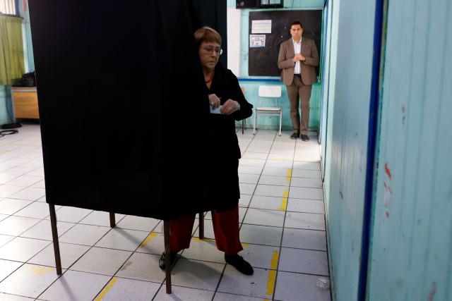 Chile's former president (2006-2010 and 2014-2018) Michelle Bachelet prepares to cast her vote during the presidential runoff election in Santiago on December 14, 2025. Chileans head to the polls for a presidential runoff between Jeannette Jara, a communist backed by a broad left coalition, and Jose Antonio Kast, a devout far-right politico promising a hard line on security and migration. (Photo by Raul BRAVO / AFP)