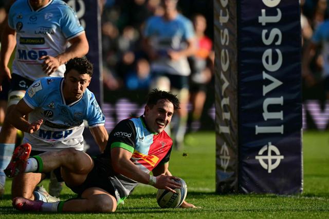 Harlequins' English wing Cadan Murley scoes the first try during the European Rugby Champions Cup fourth round, pool 3, rugby union match between Harlequins and Bayonne at Twickenham Stoop Stadium in west London on December 14, 2025. (Photo by Ben STANSALL / AFP)