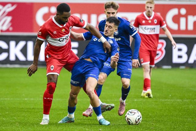 Antwerp's Gyrano Kerk (L) and Gent's Abdelkahar Kadri during the Belgium Pro League football match between KAA Gent and Royal Antwerp FC in Gent, on December 14, 2025. (Photo by Tom Goyvaerts / Belga / AFP) / Belgium OUT