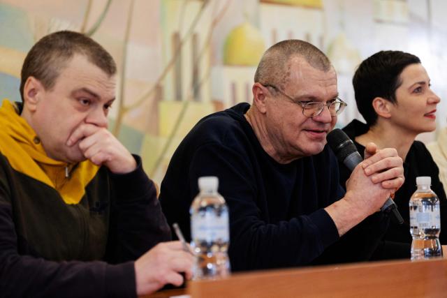 Belarusian opposition leader Viktor Babariko (C) speaks next to Belarusian opposition leaders Vladimir Labkovich (L) and Maria Kolesnikova (R) during a press conference at an undisclosed location in Ukraine on December 14, 2025, amid Russian invasion of Ukraine. Belarus has freed 123 prisoners, including protest leaders Viktor Babariko, Maria Kolesnikova, and Nobel Peace Prize laureate Ales Bialiatski, rights groups and state media reported on December 13, 2025, after the US envoy earlier said Washington was lifting sanctions on Belarusian potassium. (Photo by Tetiana DZHAFAROVA / AFP)