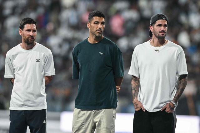 Argentina's footballers Lionel Messi (L) and Rodrigo De Paul (R) with Uruguayan footballer Luis Suárez attend an event during Messi's GOAT Tour at the Wankhede Stadium in Mumbai on December 14, 2025. (Photo by Indranil MUKHERJEE / AFP)