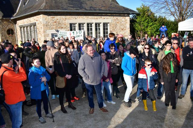 Protestors take part in a march organised by "collectif Alouettes 147" against the project of a new road (2x2 between Couzeix and Nieul), in Nieul, central France on December 14, 2025. (Photo by PASCAL LACHENAUD / AFP)