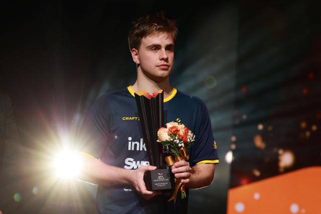 Sweden's Truls Moregard holds the runner-up's trophy following the men’s singles final match during the World Table Tennis (WTT) finals at the Hong Kong Coliseum in Hong Kong on December 14, 2025. (Photo by May JAMES / AFP)