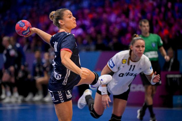 Norway's right back #09 Nara Mork (L) scores a penalty during the IHF Women's Handball World Championship final match between Germany and Norway at the Rotterdam Ahoy Arena, in Rotterdam on December 14, 2025. (Photo by JOHN THYS / AFP)