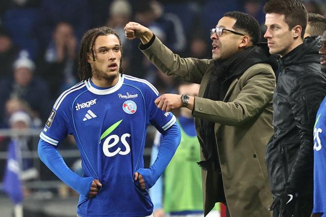 Strasbourg's British head coach Liam Rosenior (C) speaks next to Strasbourg's Belgian midfielder #07 Diego Moreira (L) during the French L1 football match between RC Strasbourg Alsace and FC Lorient at Stade de la Meinau in Strasbourg, eastern France on December 14, 2025. (Photo by Frederick FLORIN / AFP)