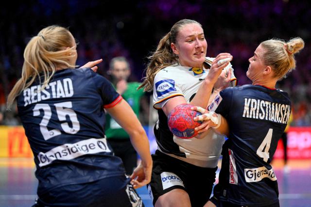 Germany's right back #77 Viola Leuchter (C) fights for the ball during the IHF Women's Handball World Championship final match between Germany and Norway at the Rotterdam Ahoy Arena, in Rotterdam on December 14, 2025. (Photo by JOHN THYS / AFP)