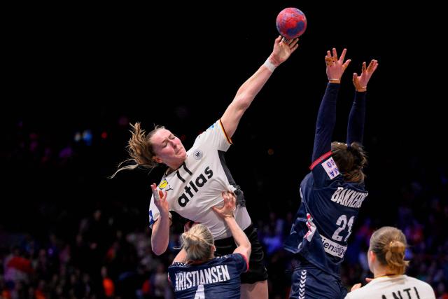 Germany's right back #77 Viola Leuchter (L) fights for the ball during the IHF Women's Handball World Championship final match between Germany and Norway at the Rotterdam Ahoy Arena, in Rotterdam on December 14, 2025. (Photo by JOHN THYS / AFP)