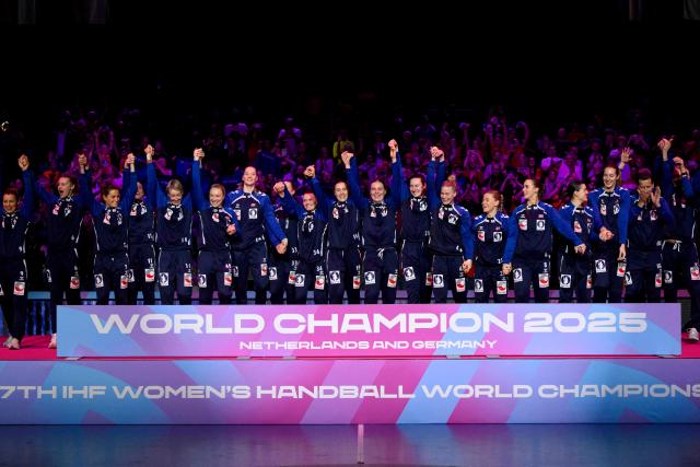 Norway's players pose during the podium ceremony after winning 1st place in the IHF Women's Handball World Championship at the Rotterdam Ahoy Arena, in Rotterdam on December 14, 2025. (Photo by JOHN THYS / AFP)