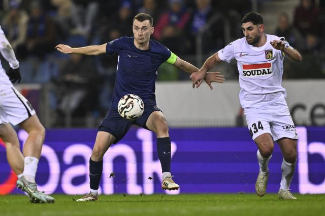 KRC Genk's Belgian midfielder #08 Bryan Heynen fights for the ball with Westerlo's Turkish forward #34 Dogucan Haspolat during the Belgian "Pro League" First Division football match between KRC Genk and KVC Westerlo at the Cegeka Arena in Genk on December 14, 2025. (Photo by Johan Eyckens / BELGA / AFP) / Belgium OUT