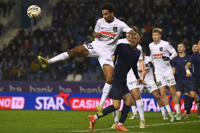 Westerlo's Bryan Westerlo' US defender #22 Bryan Reynolds controls the ball during the Belgian "Pro League" First Division football match between KRC Genk and KVC Westerlo at the Cegeka Arena in Genk on December 14, 2025. (Photo by Johan Eyckens / BELGA / AFP) / Belgium OUT