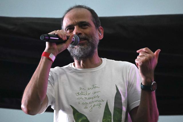 Brazilian artist Moreno Veloso performs during a protest calling for no amnesty for coup attempt in the case against former Brazilian president Jair Bolsonaro at Copacabana beach in Rio de Janeiro, Brazil, on December 14, 2025. (Photo by MAURO PIMENTEL / AFP)
