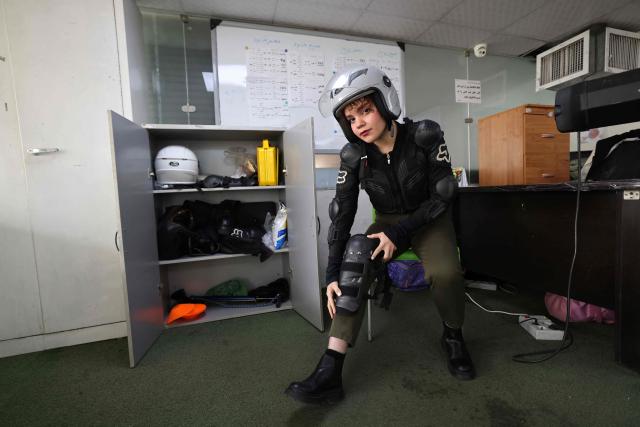 Iranian female student Narghes, dons shin pads as she gets ready for a motorbike riding lesson at a training center, in northern Tehran on December 7, 2025. Despite the progress, motorbike and scooter licensing for women remains a major hurdle in Iran and a legally grey area.
While traffic laws do not explicitly ban women from riding, authorities have never issued motorcycle licences to them in practice, with the issue gaining urgency with the noticeable rise in women riding. (Photo by ATTA KENARE / AFP)