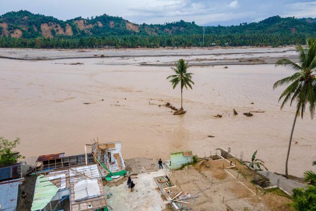 This picture shows an aerial view of a flood-affected area in Juli, in Indonesia's Aceh province on December 14, 2025. Devastating floods and landslides have killed 1,006 people in Indonesia, rescuers said December 13 as the Southeast Asian nation grapples with the huge scale of relief efforts. (Photo by CHAIDEER MAHYUDDIN / AFP)