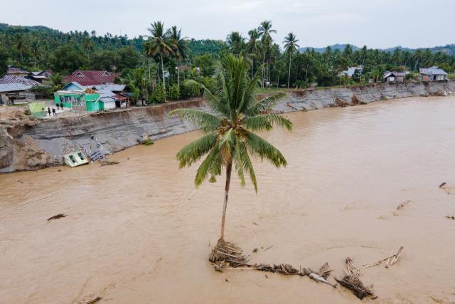 This picture shows an aerial view of a flood-affected area in Juli, in Indonesia's Aceh province on December 14, 2025. Devastating floods and landslides have killed 1,006 people in Indonesia, rescuers said December 13 as the Southeast Asian nation grapples with the huge scale of relief efforts. (Photo by CHAIDEER MAHYUDDIN / AFP)