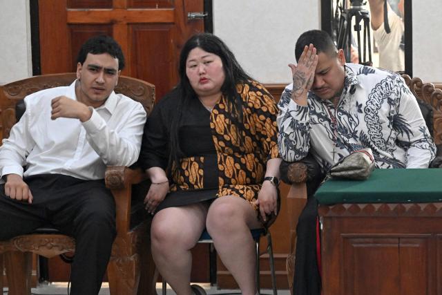 Australian suspects Paea-I-Middlemore Tupou (R) and Coskun Mevlut (L) attend a hearing as part of a trial at a courtroom in Denpasar on Indonesia's resort island of Bali on December 15, 2025. The trial of three Australians accused of plotting the murder of a compatriot at a villa in Bali continues, with all facing the death penalty. (Photo by SONNY TUMBELAKA / AFP)