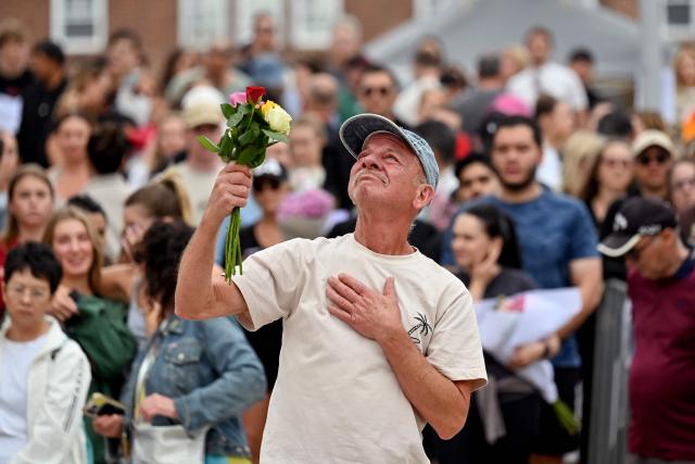 TOPSHOT - A mourner reacts as he pays a floral tribute to Bondi Beach shooting victims at the Bondi Pavilion in Sydney on December 15, 2025. A father-and-son team toting long-barrelled guns shot and killed 15 people including a 10-year-old girl at Sydney's Bondi Beach on December 14, with authorities labelling it an antisemitic terrorist attack on a Jewish festival. (Photo by Saeed KHAN / AFP)