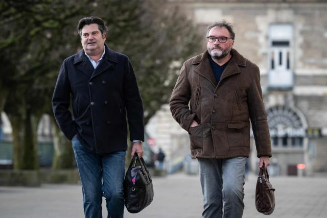 French former anaesthetist Frederic Pechier (R) arrives at Besancon's courthouse next to his lawyer, Randall Schwerdorffer, in Besancon, eastern France, on December 15, 2025, on the last day of his trial. Frederic Pechier, 53, is accused of intentionally poisoning 30 patients, 12 of whom died, in an alleged attempt to show off his resuscitation skills and discredit co-workers. (Photo by ARNAUD FINISTRE / AFP)