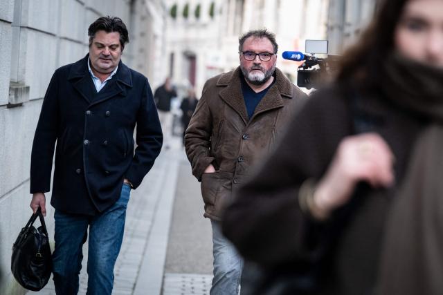 French former anaesthetist Frederic Pechier (C) arrives at Besancon's courthouse next to his lawyer, Randall Schwerdorffer, in Besancon, eastern France, on December 15, 2025. Frederic Pechier, 53, is accused of intentionally poisoning 30 patients, 12 of whom died, in an alleged attempt to show off his resuscitation skills and discredit co-workers. (Photo by ARNAUD FINISTRE / AFP)