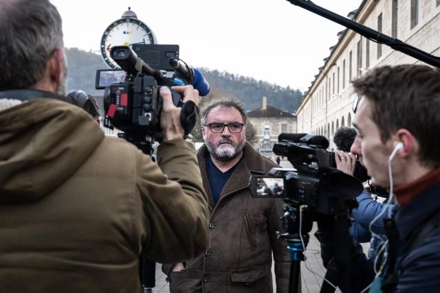 French former anaesthetist Frederic Pechier (C) arrives at Besancon's courthouse as his lawyer will present from today onwards the defense's closing arguments in Besancon, eastern France, on December 15, 2025. Frederic Pechier, 53, is accused of intentionally poisoning 30 patients, 12 of whom died, in an alleged attempt to show off his resuscitation skills and discredit co-workers. (Photo by ARNAUD FINISTRE / AFP)