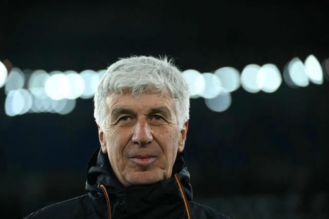 Roma's head coach Gian Piero Gasperini looks on prior to the Italian Serie A football match between AS Roma and Como at the Olympic Stadium in Rome on December 15, 2025. (Photo by Filippo MONTEFORTE / AFP)