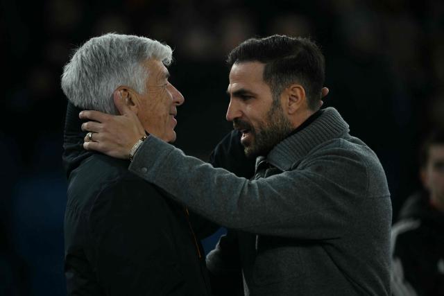Roma's Italian head coach Gian Piero Gasperini (L) greets Como's Spanish coach Cesc Fabregas prior to the Italian Serie A football match between AS Roma and Como at the Olympic Stadium in Rome on December 15, 2025. (Photo by Filippo MONTEFORTE / AFP)