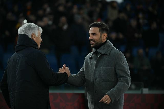 Roma's Italian head coach Gian Piero Gasperini (L) shakes hands with Como's Spanish coach Cesc Fabregas prior to the Italian Serie A football match between AS Roma and Como at the Olympic Stadium in Rome on December 15, 2025. (Photo by Filippo MONTEFORTE / AFP)